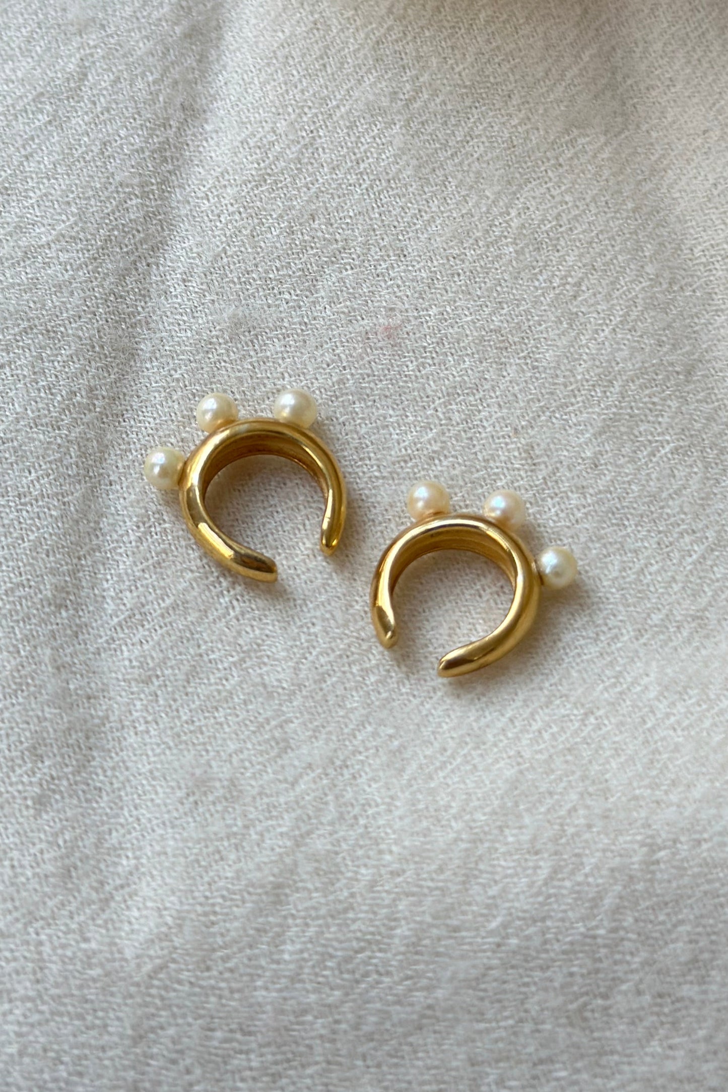 Costa Pearl Earcuff