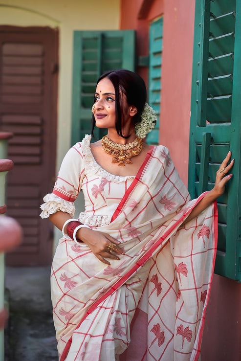 Lady in Jalgaon Handwoven Cotton Jamdani Saree