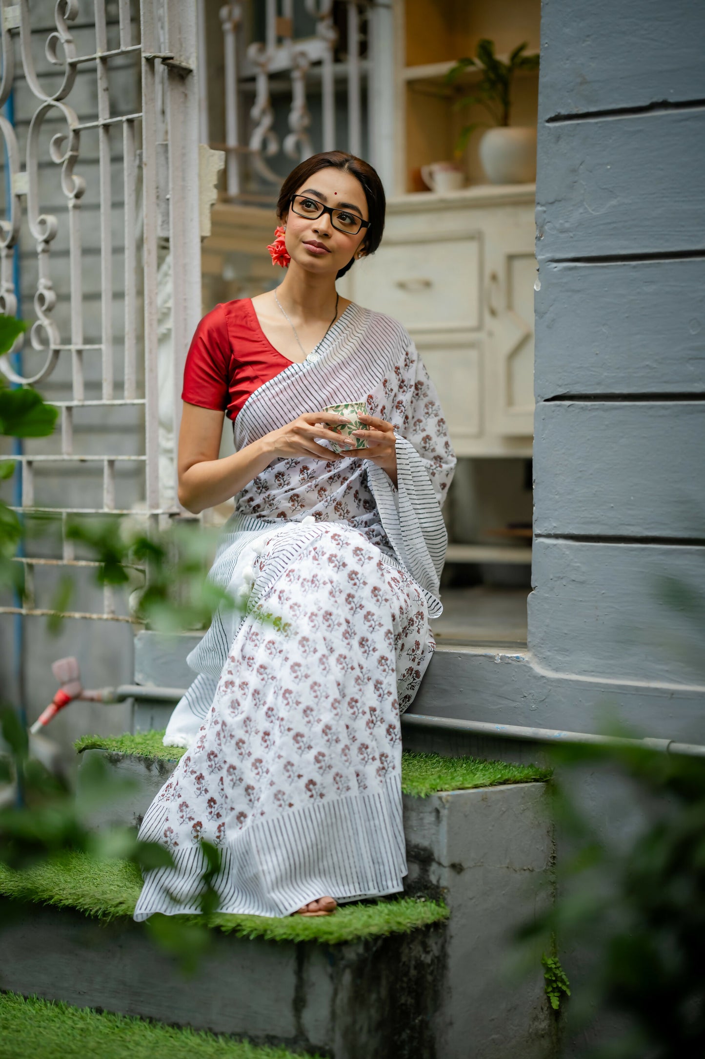 Abar Bochor Kuri Pore - Floral Butti Handwoven Saree